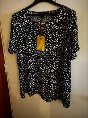 80 Park Black and White Short Sleeve Blouse.  Size 2x